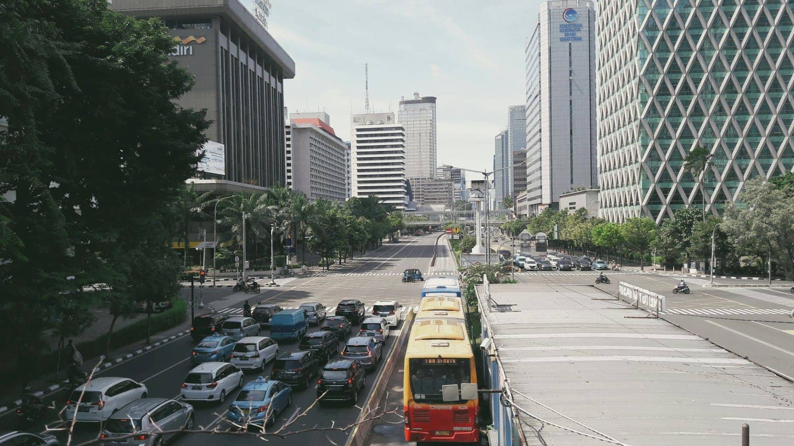 Проспект Судирман в Джакарте: автобус TransJakarta, поток машин и офисные башни