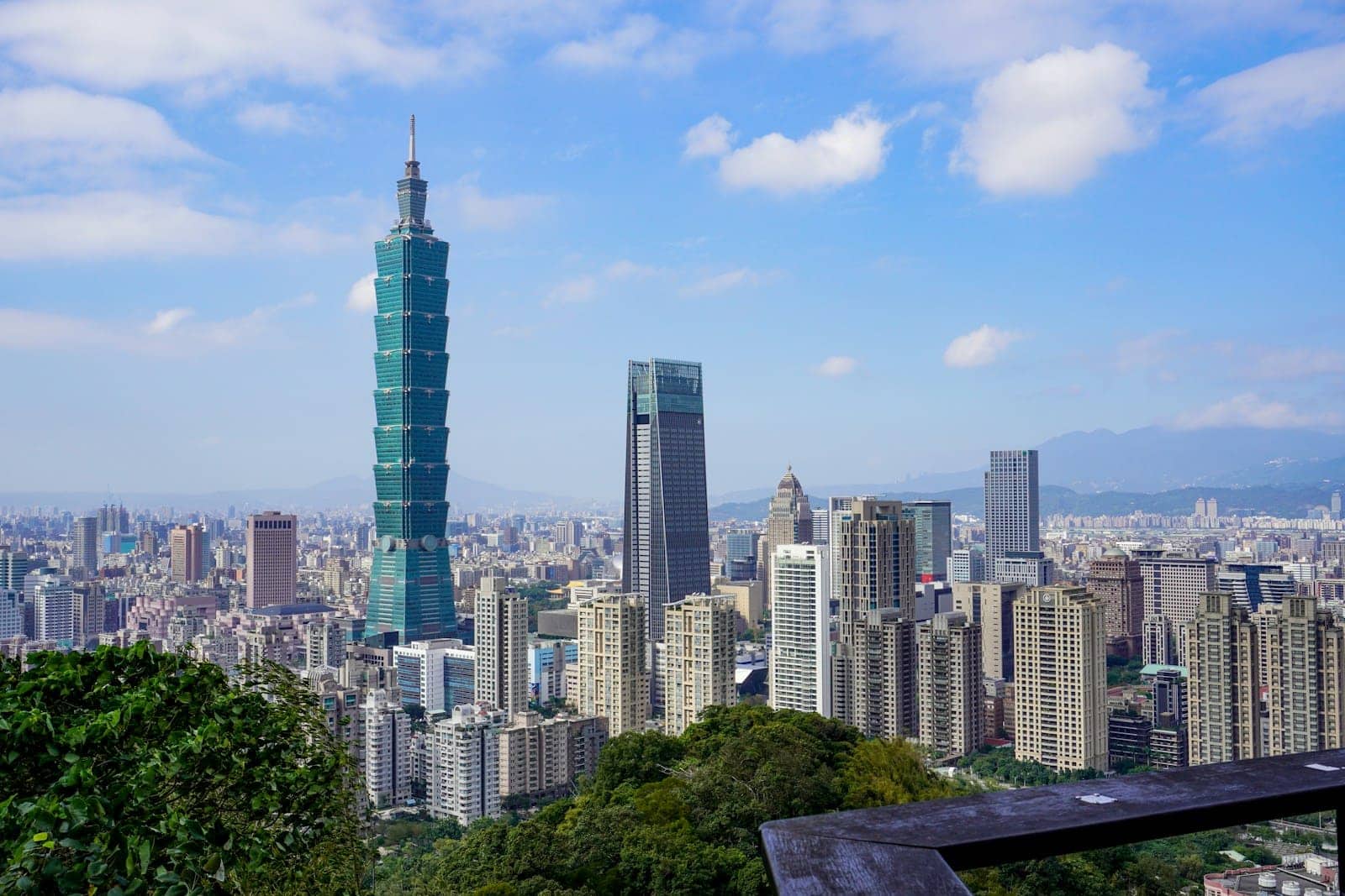 Небоскрёб Taipei 101 и деловой центр Тайбэя днём, вид с холма