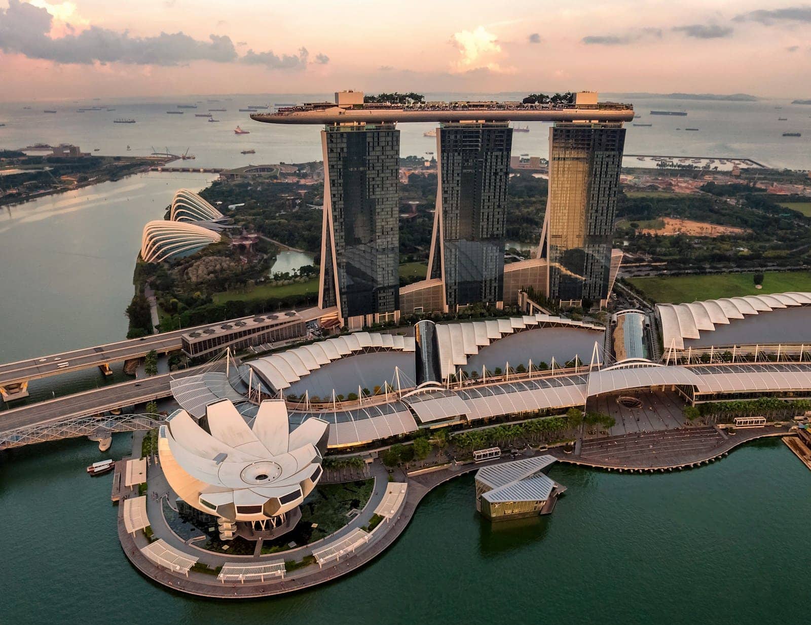 Отель Marina Bay Sands и музей искусств и науки в Сингапуре с высоты